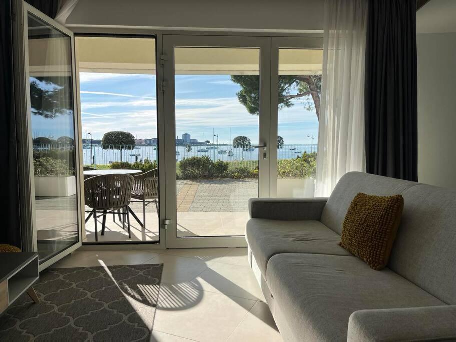 Superior Seaview Apt. with Pool — photo 1