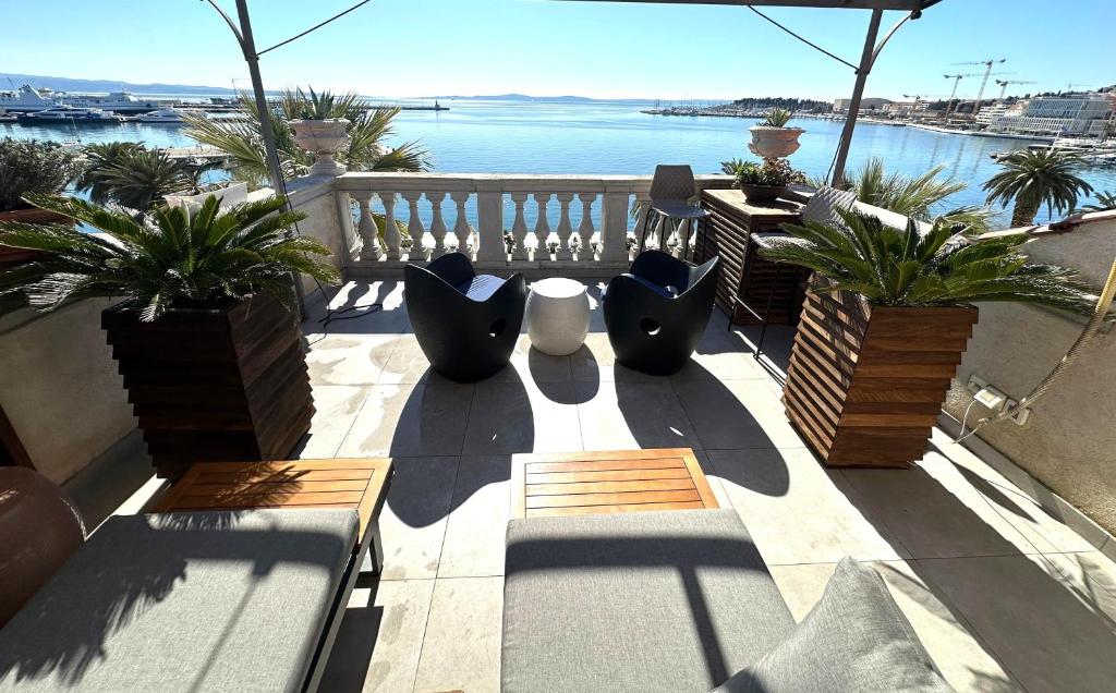 Riva Luxury Suites — photo 1