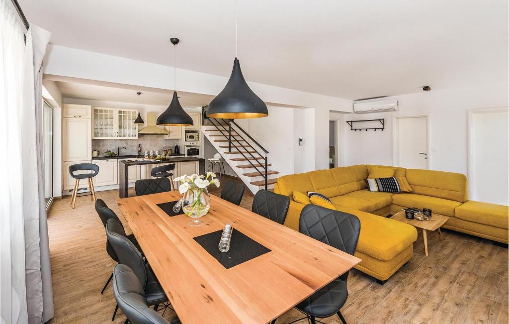 Three-Bedroom Holiday Home In Sibenik photo 2