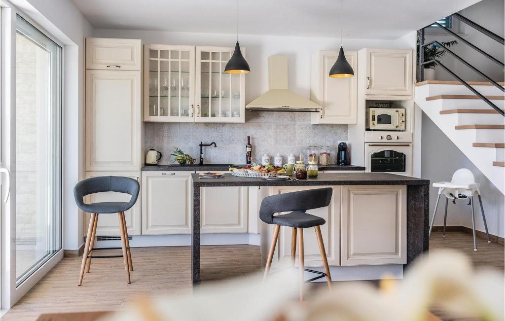 Three-Bedroom Holiday Home In Sibenik photo 3