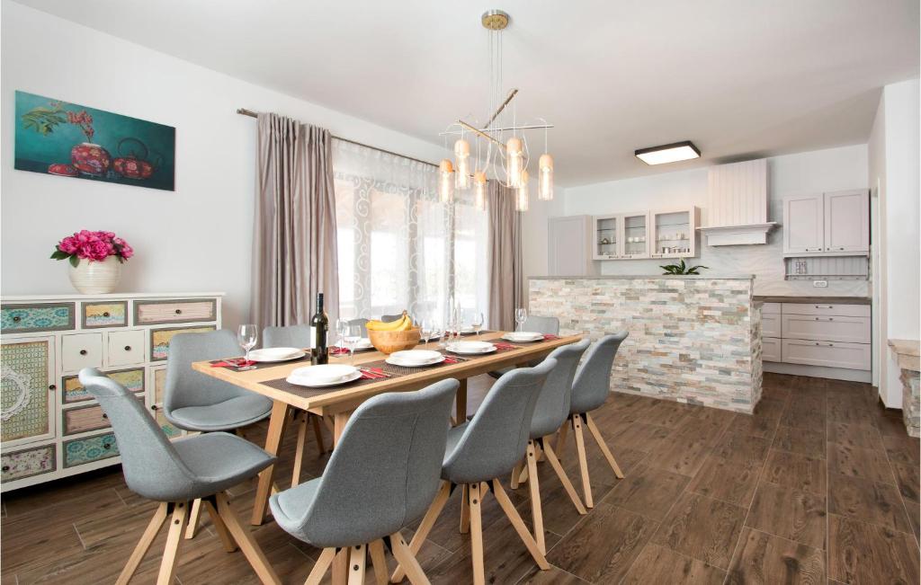 Awesome Home In Krmed photo 3
