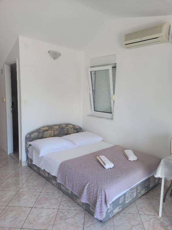 Apartments with parking space Sutivan photo 2