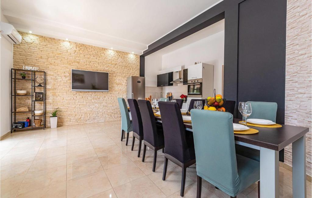 Lovely Home In Radasinovci With Kitchen photo 3