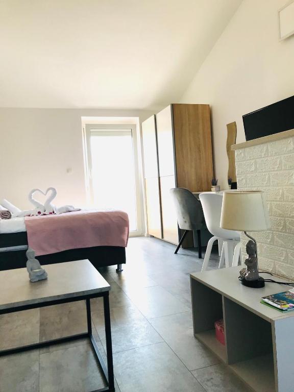 SMOKVICA SAVUDRIJA - Modern Studio with Balcony & Parking - Quiet Area photo 2
