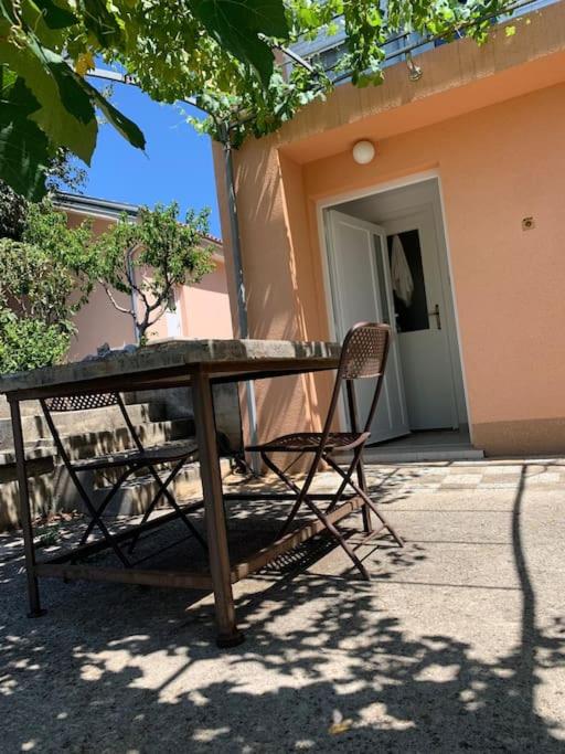 Apartman Tena sa vrtom i pogledom na more photo 2