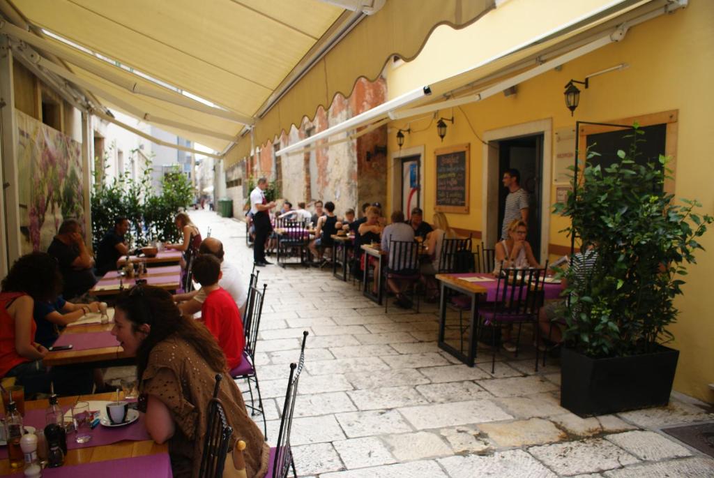 Apartments and rooms with WiFi Zadar - 14030 — photo 1