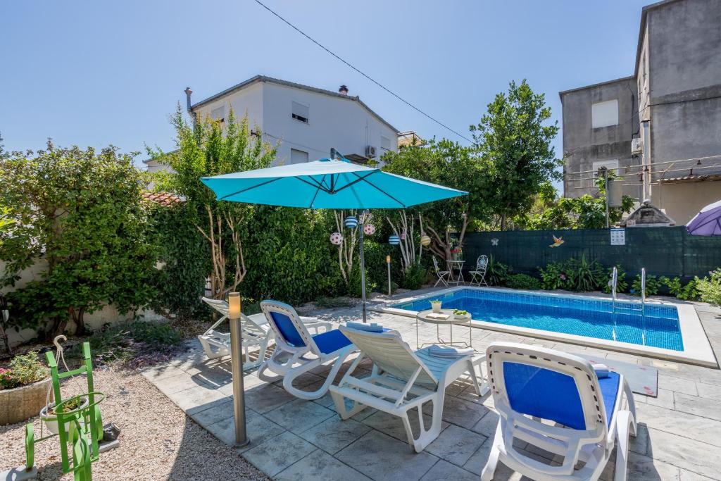 Dalmatian 230m2 with pool and garden near the old town for families — photo 1