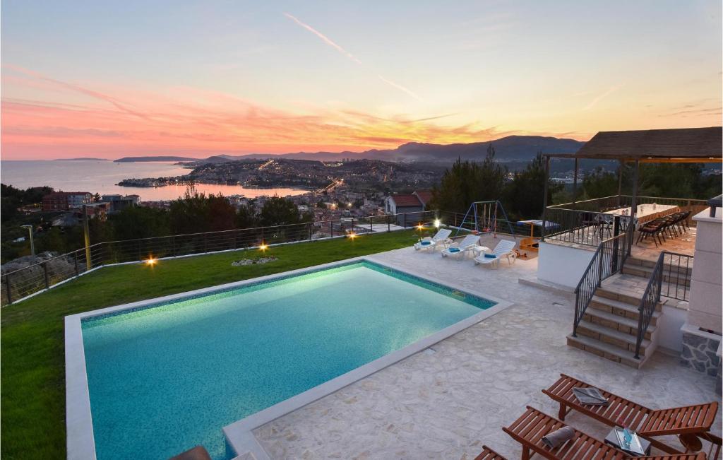 Six-Bedroom Holiday Home In Podstrana — photo 1