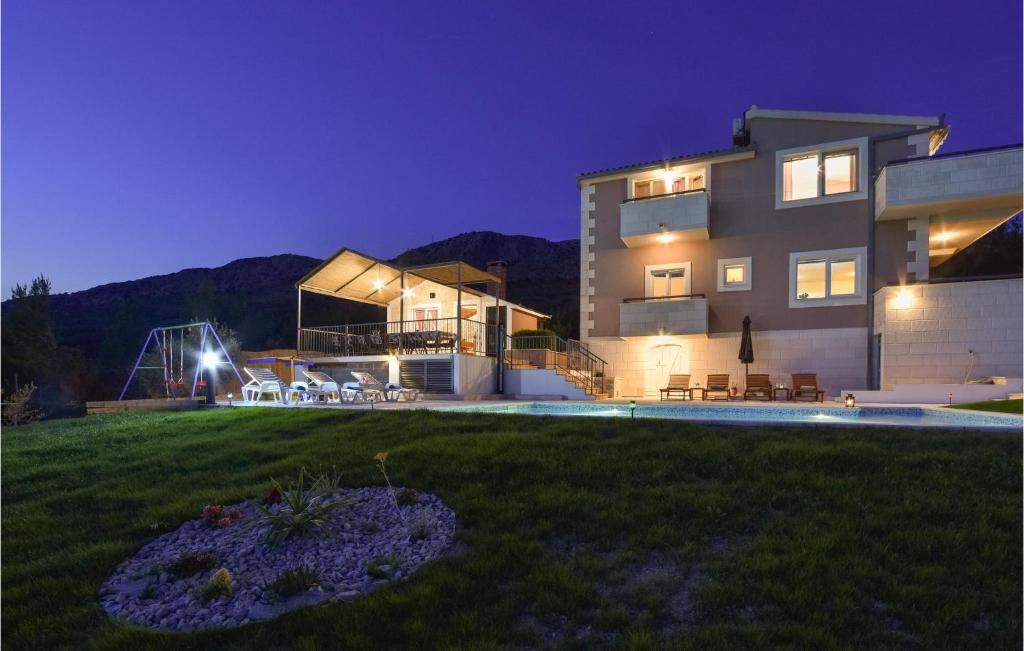 Six-Bedroom Holiday Home In Podstrana photo 2