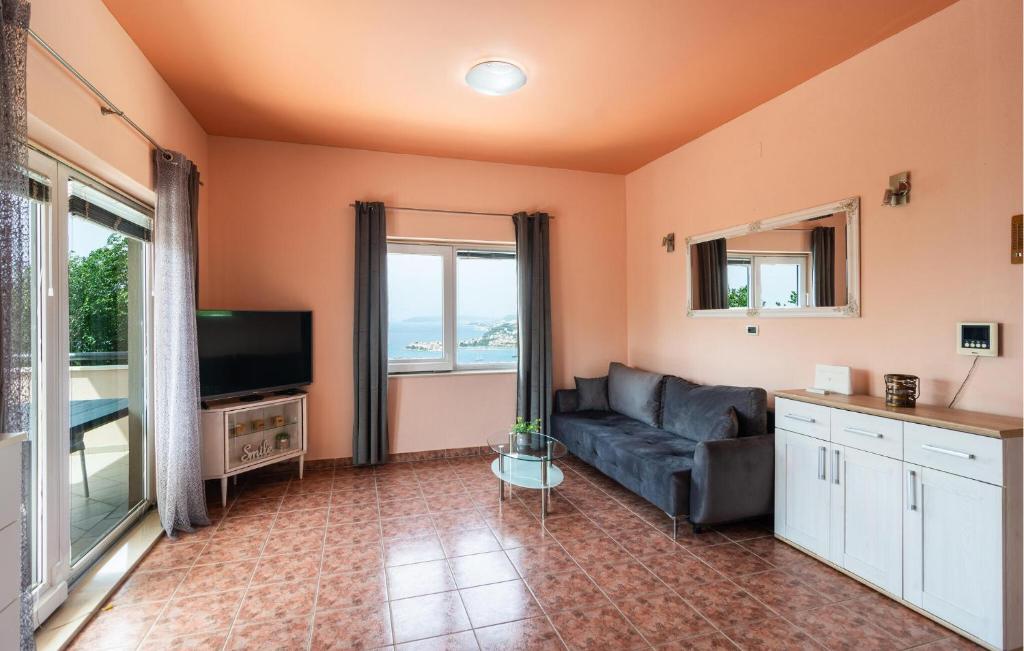 Six-Bedroom Holiday Home In Podstrana photo 3