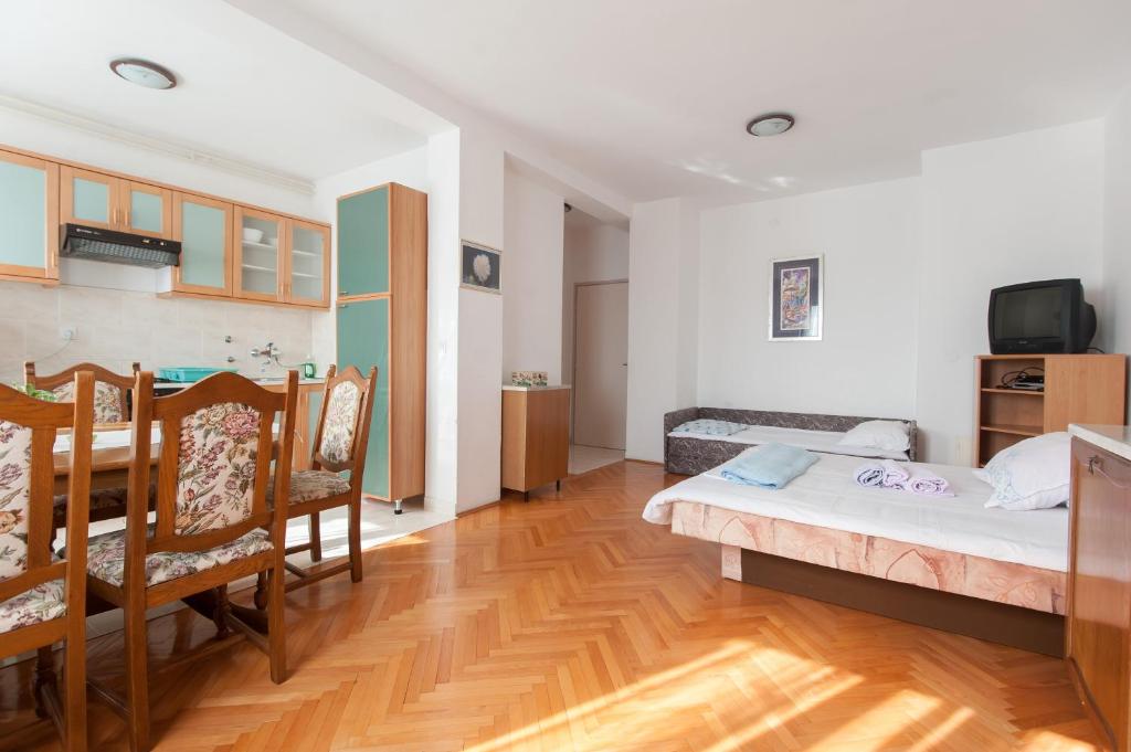 Studio Turanj 6445b photo 2