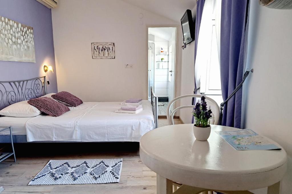 Apartments and rooms by the sea Vis - 2452 photo 2