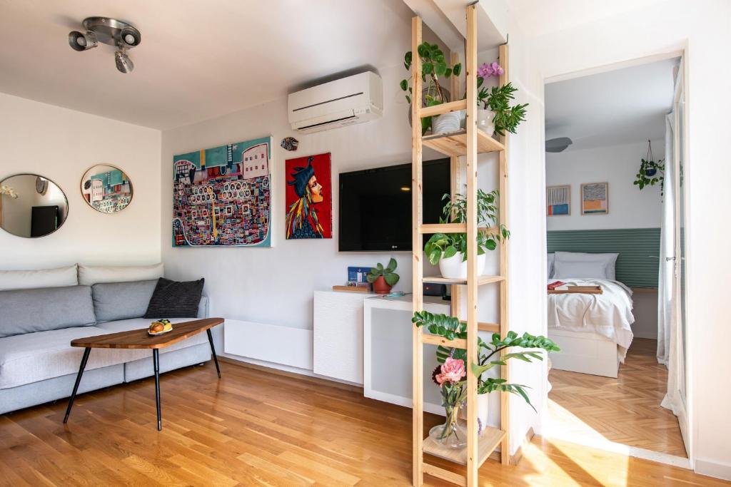 The Base - Bright 2BR photo 2