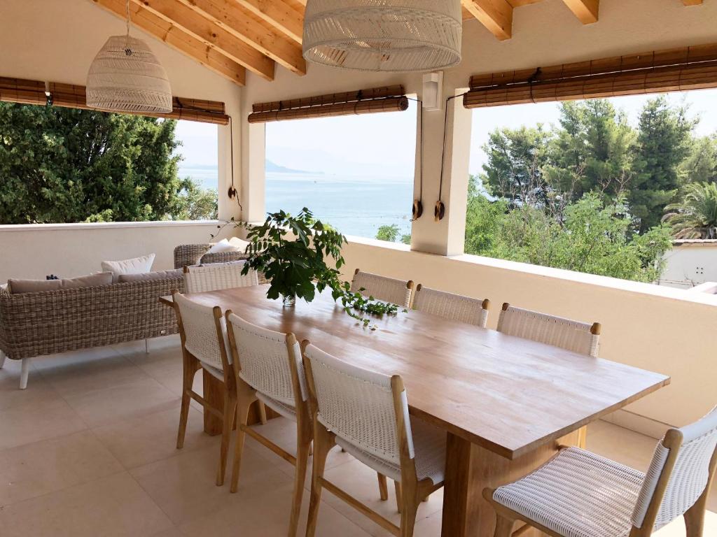 Luxury Family Beach Front Villa - SUNDAY BEACH HOUSE photo 3