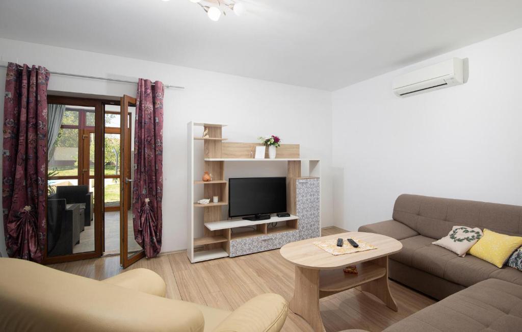 Three-Bedroom Holiday Home In Divsici photo 3
