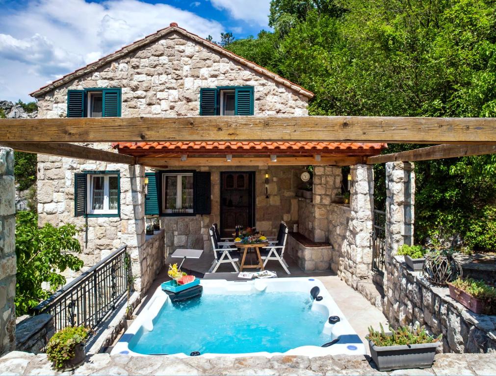 Stonehouse Korlat with open-air jacuzzi — photo 1