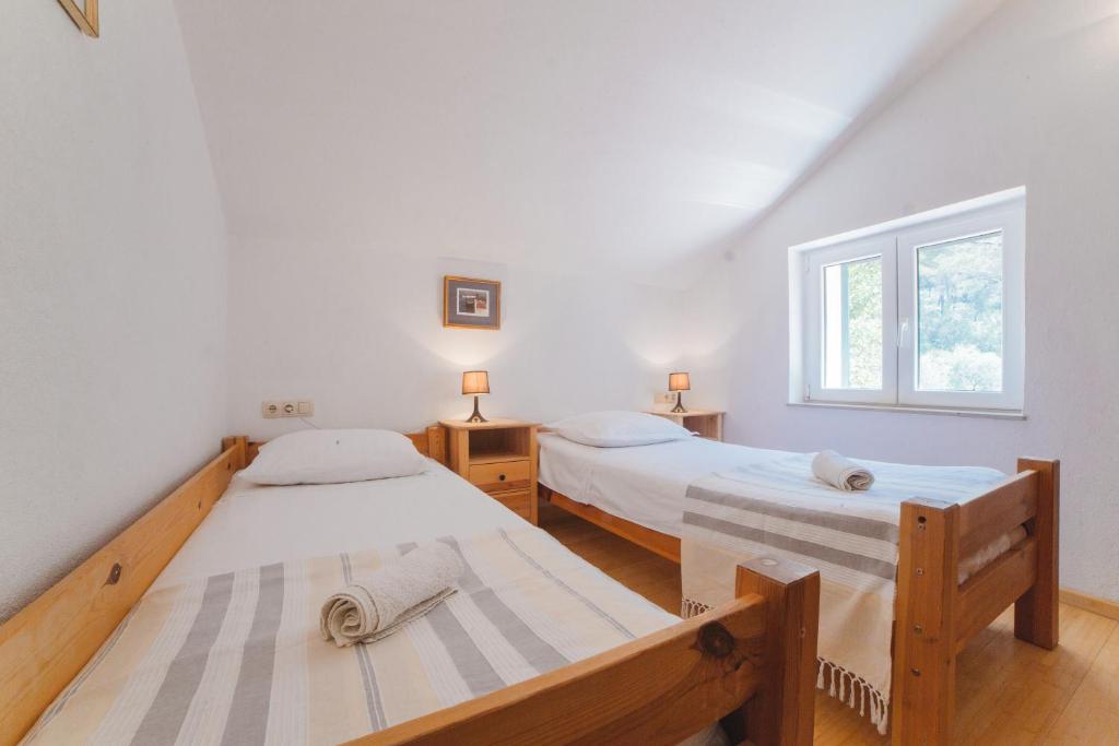 Stonehouse Korlat with open-air jacuzzi photo 2