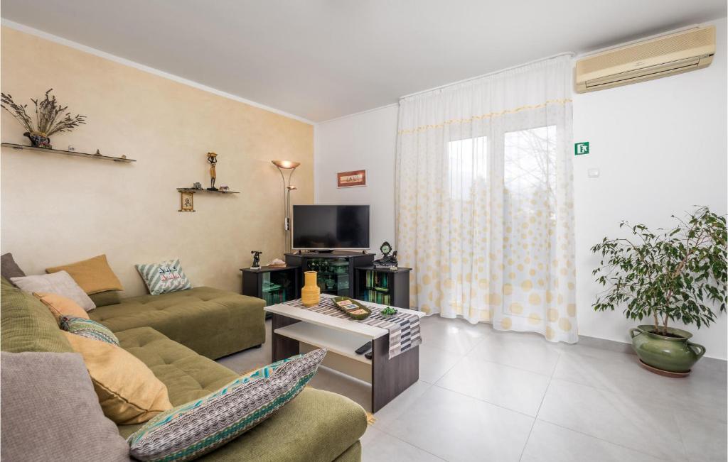 3 Bedroom Cozy Apartment In Viskovo photo 3
