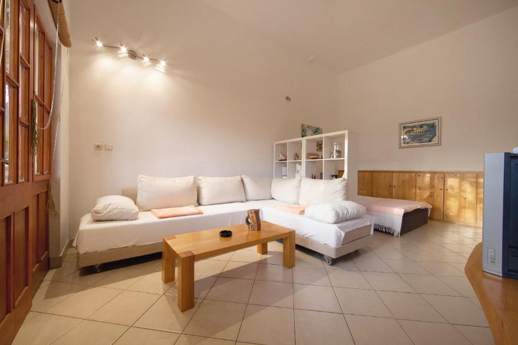 Studio Komiza 8844a photo 2