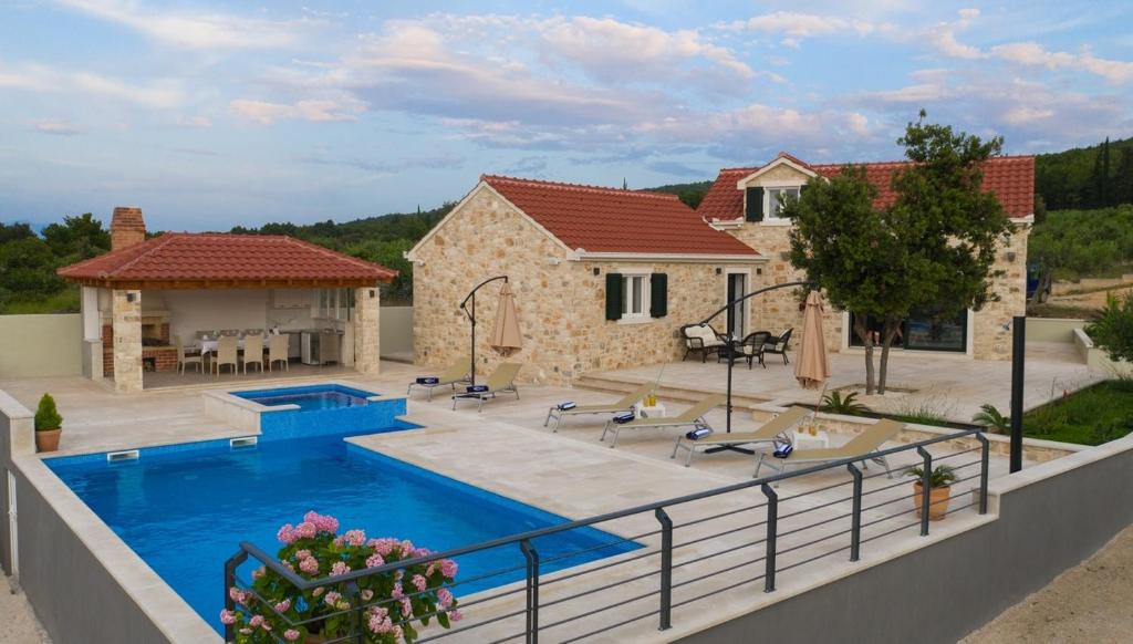 Seaside family friendly house with a swimming pool Supetar — photo 1