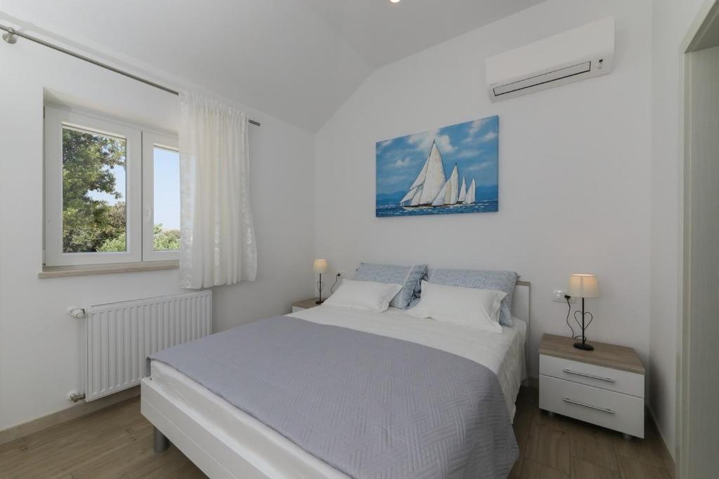 Seaside family friendly house with a swimming pool Supetar photo 2