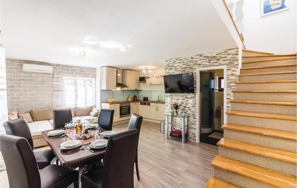 Three-Bedroom Holiday Home In Pomer photo 2