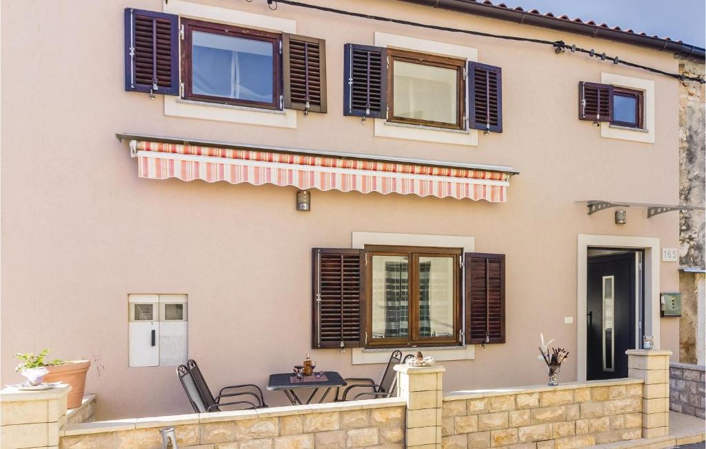 Three-Bedroom Holiday Home In Pomer photo 3