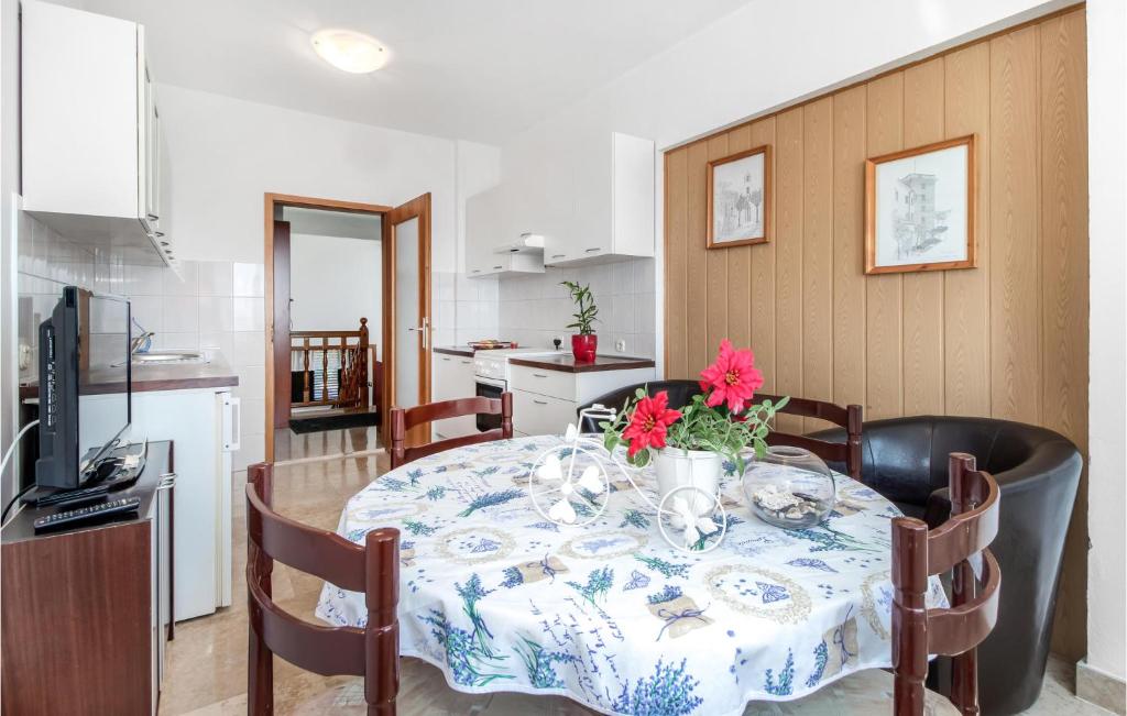 2 Bedroom Cozy Apartment In Novi Vinodolski photo 3
