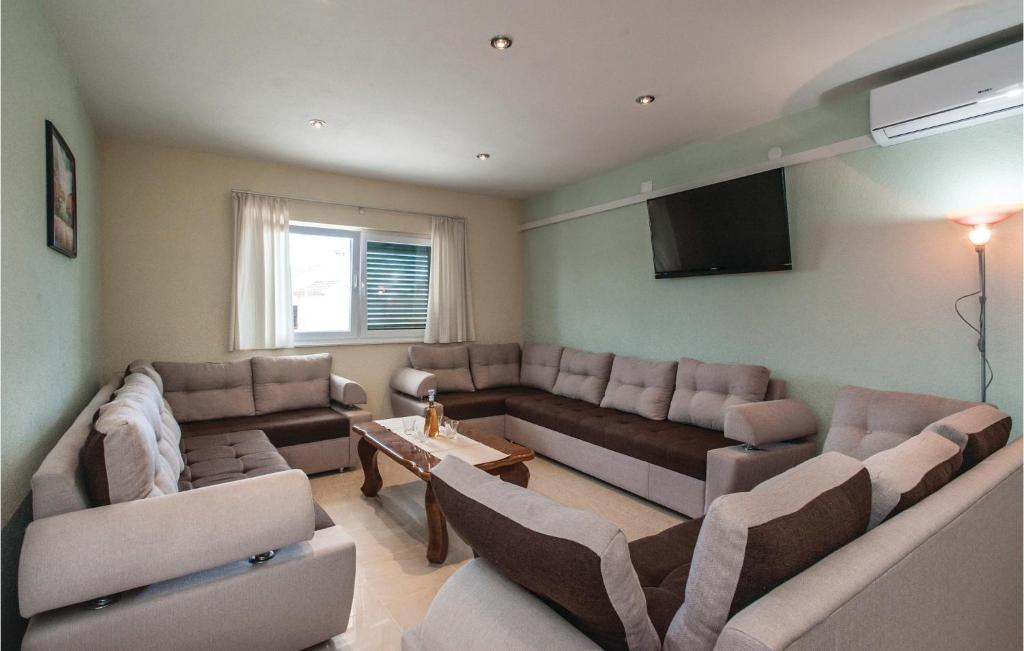 Six-Bedroom Holiday Home In Sevid photo 2