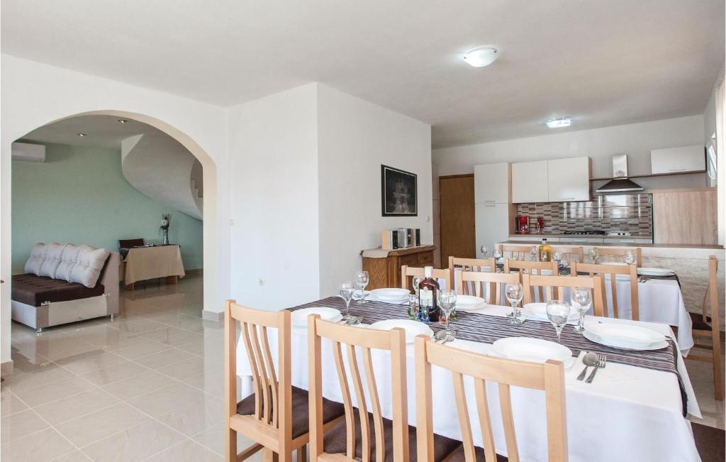 Six-Bedroom Holiday Home In Sevid photo 3