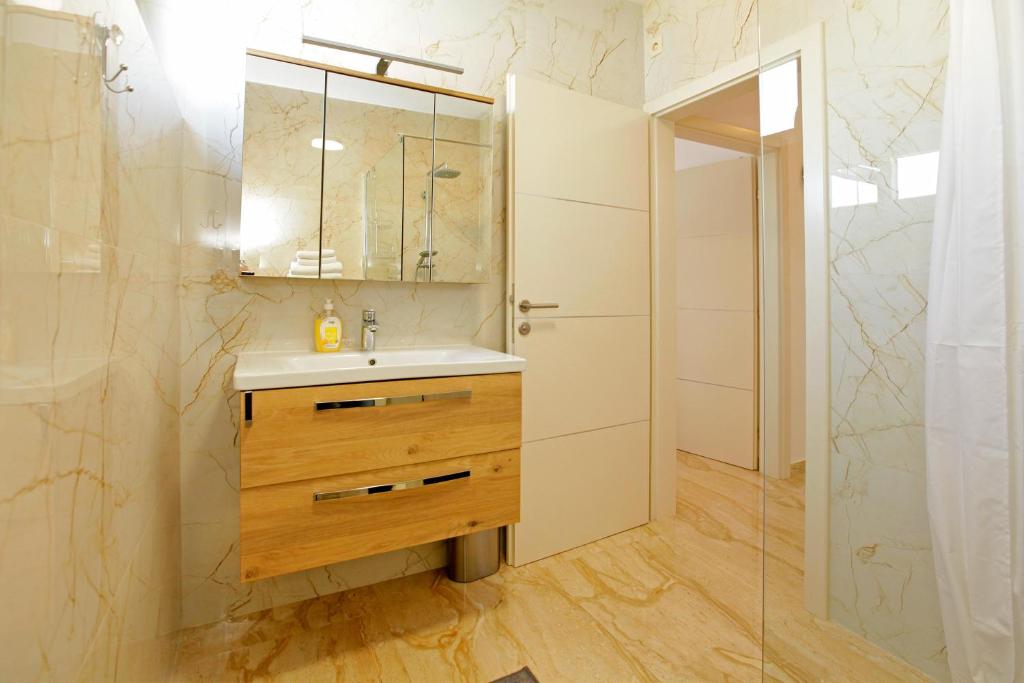Modern 2-Bed Apt photo 3