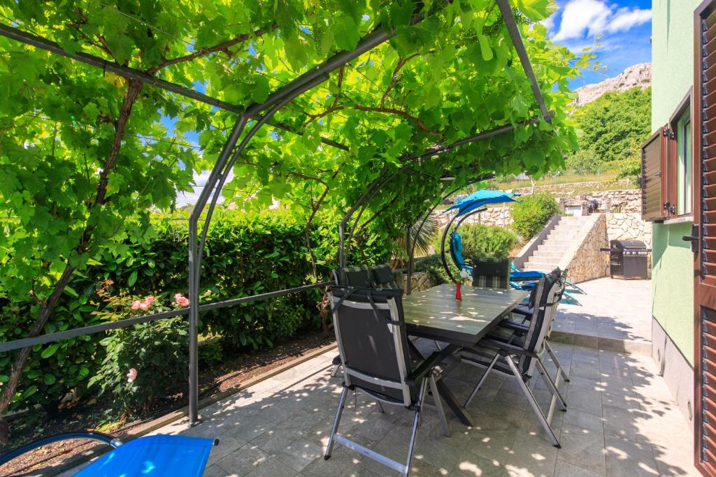 House Zrile with garden and jacuzzi photo 2