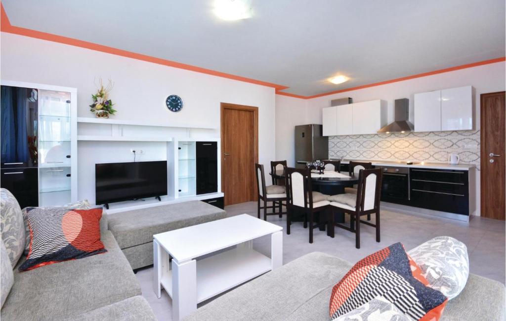 3 Bedroom Nice Home In Solin photo 2