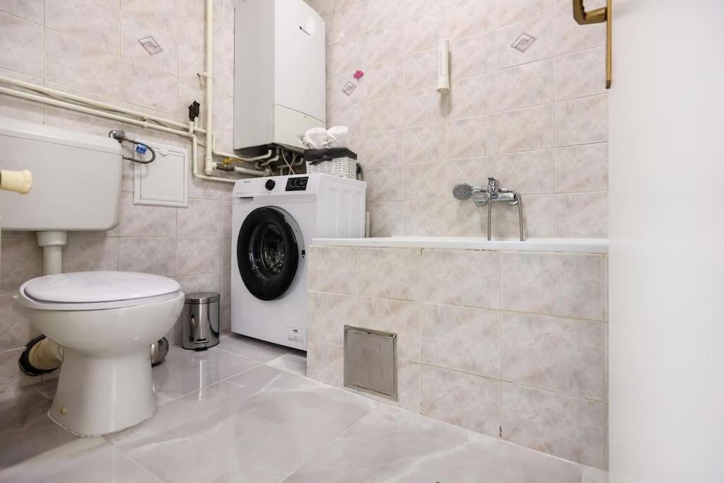 White & Bright Escape 1BDR apt photo 3