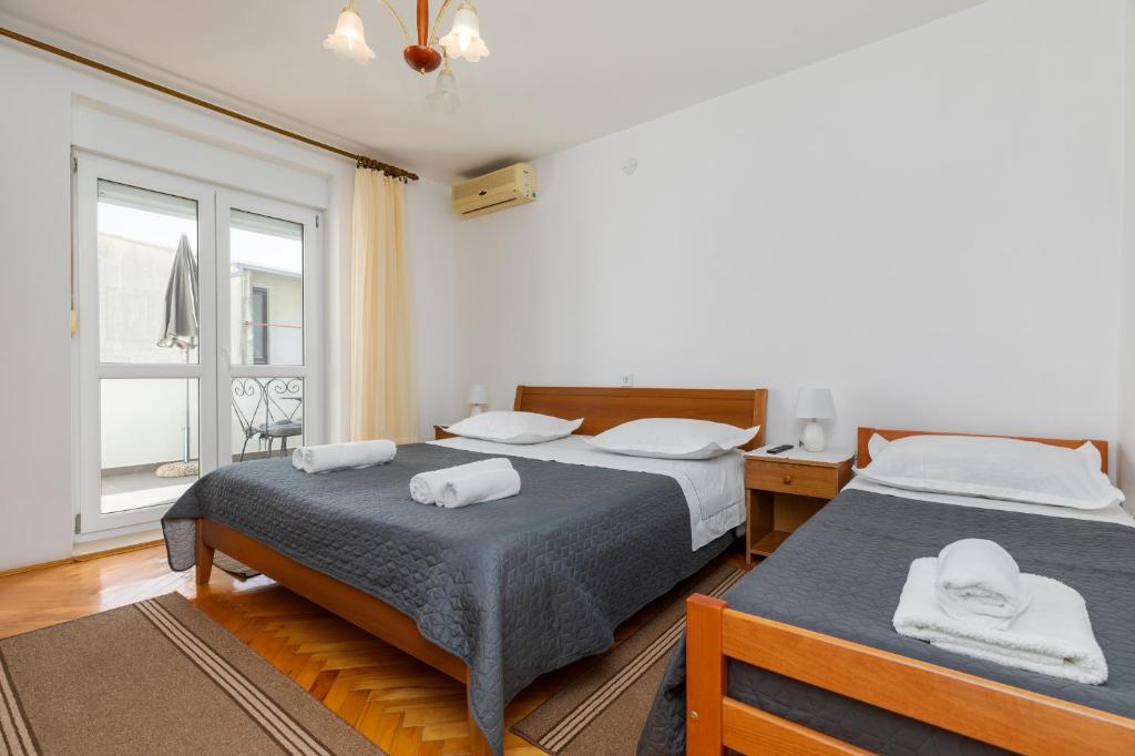 Apartments with parking space Omis - 2745 photo 2