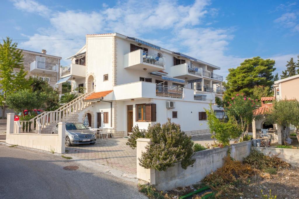Apartments by the sea Slatine — photo 1