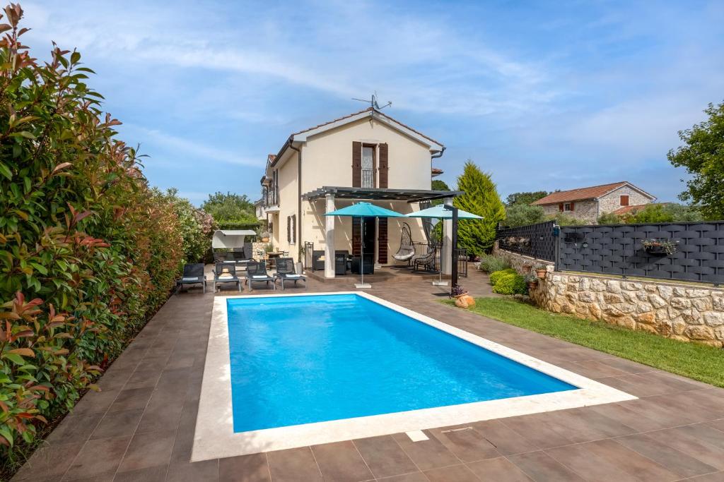 Romantic villa with pool — photo 1