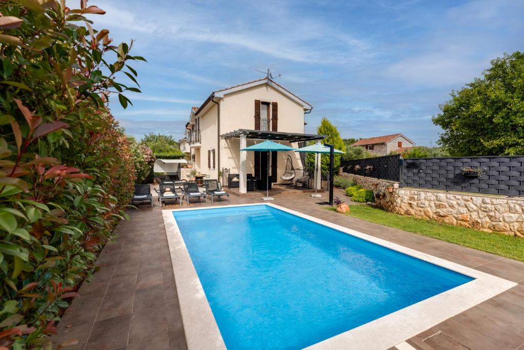 Romantic villa with pool photo 3