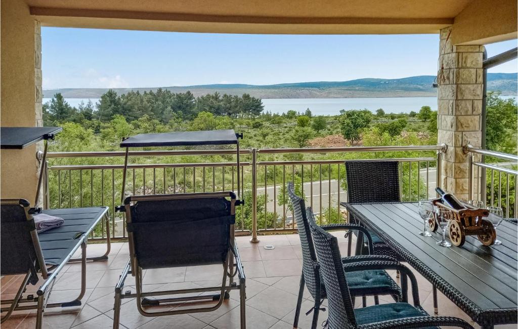 Beautiful Apartment In Starigrad — photo 1