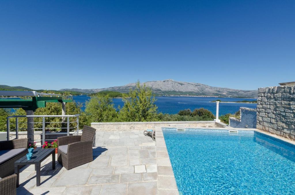 Traditional stone house with swimming pool — photo 1