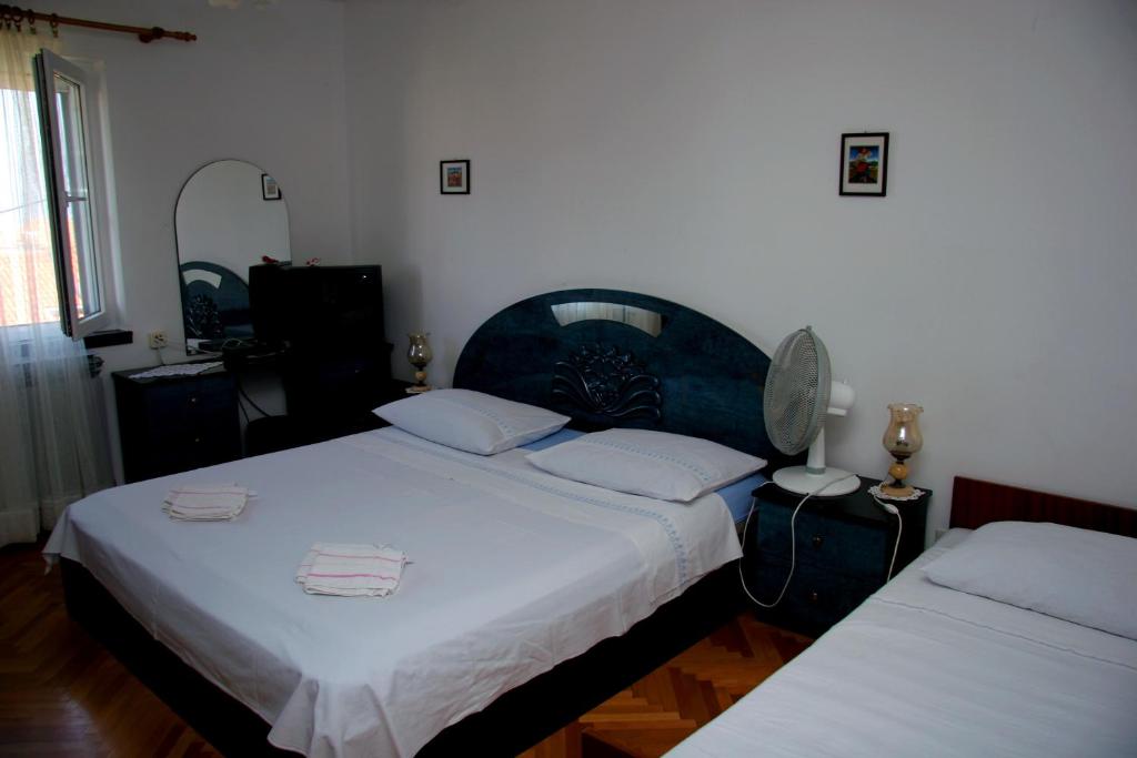 Apartments with parking space Supetar photo 2