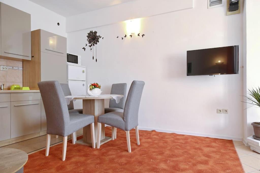 Studio apartment Visnjik — photo 1