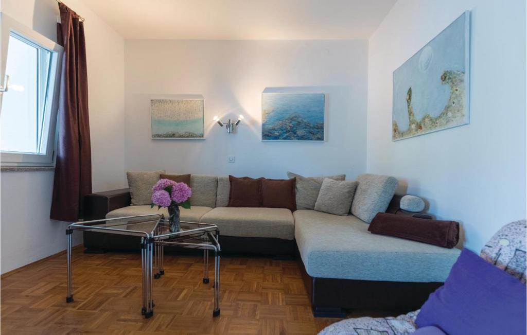 Three-Bedroom Holiday Home In Opuzen photo 3