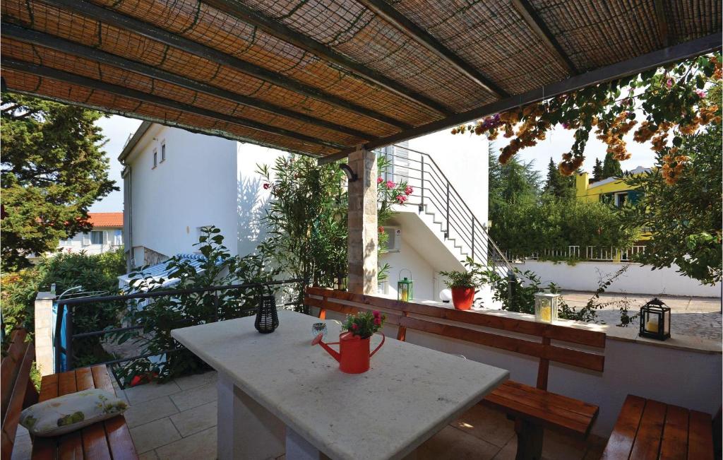 One-Bedroom Apartment In Stari Grad — photo 1