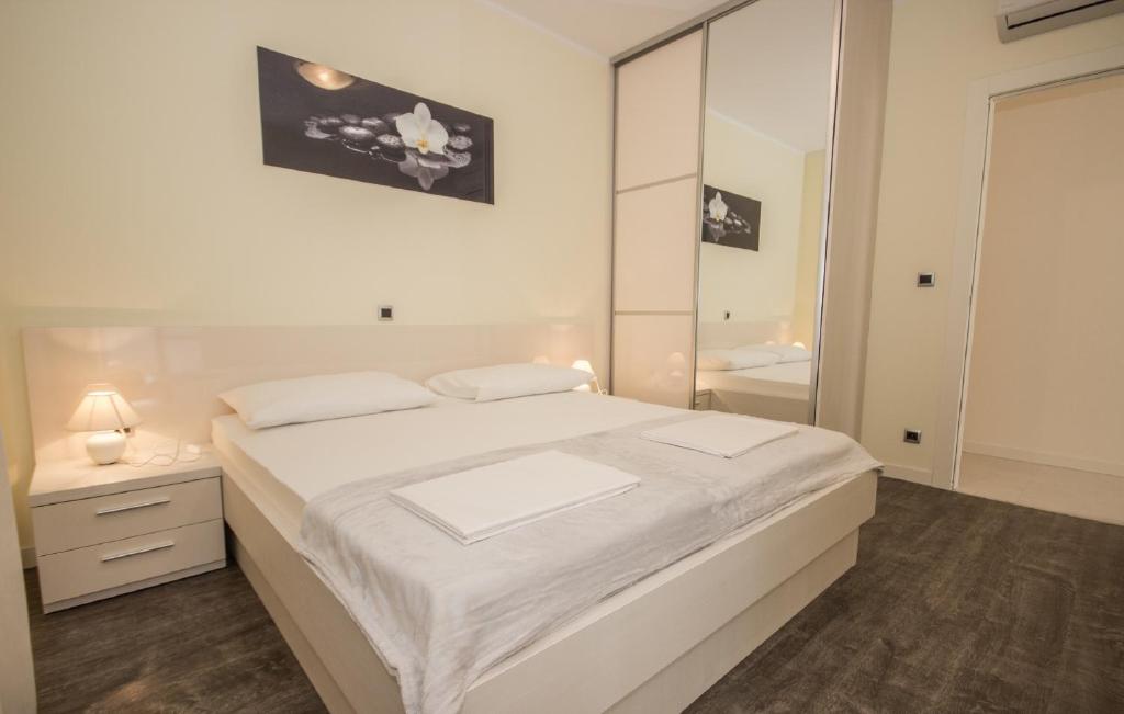 Villa Aurelia by Domus Mirus - Rooftop Cinema & Pool & 6 Minute Walk to Beach photo 2