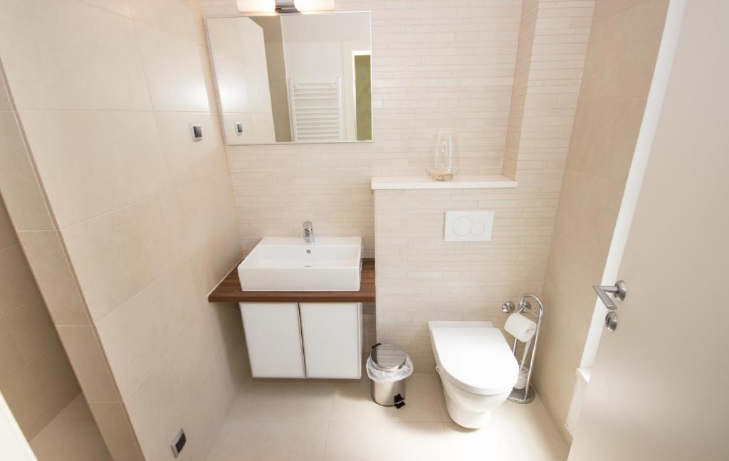Villa Aurelia by Domus Mirus - Rooftop Cinema & Pool & 6 Minute Walk to Beach photo 3