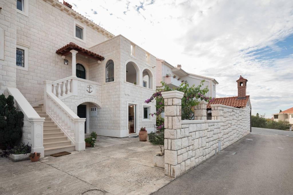 Apartments with parking space Supetar — photo 1