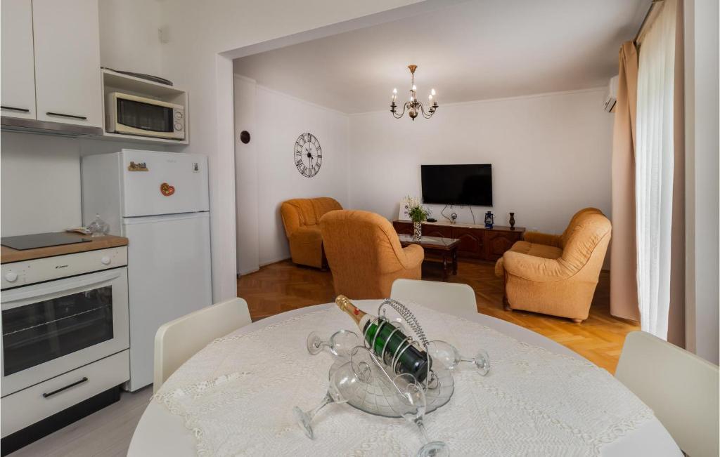 2 Bedroom Lovely Apartment In Novi Vinodolski photo 3