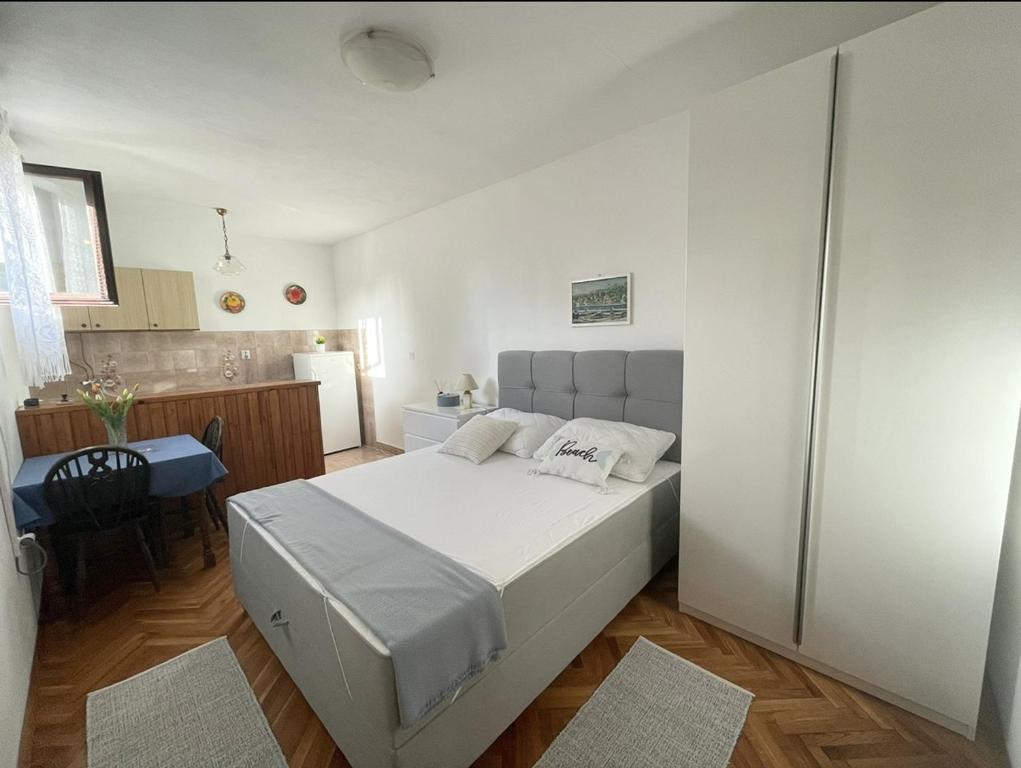 Apartments by the sea Stara Novalja photo 2