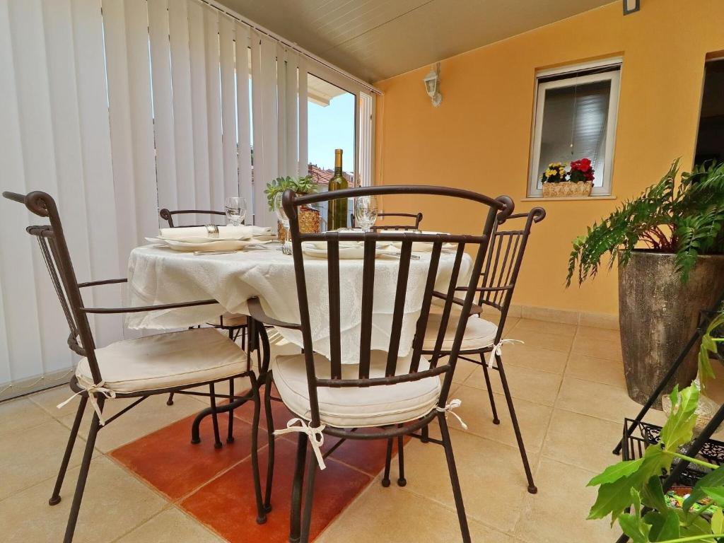 Sunshine Apartment Doda - Three Bedroom Apartment with Balcony and Sea View — photo 1
